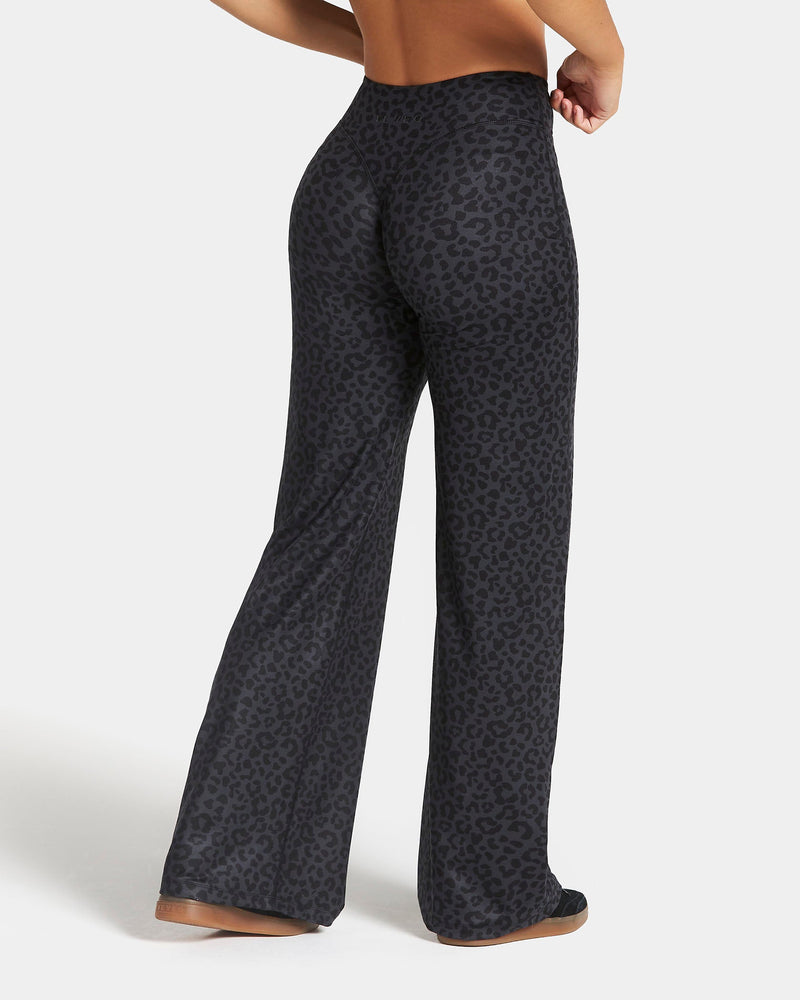 Pantalon à jambe droite standard Allrounder « Léopard noir »